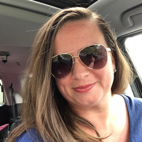 Meet your Posher, Melissa - Picture 1 of 2